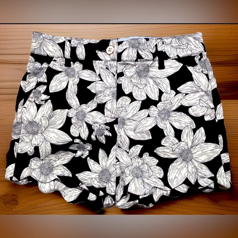 Crown & Ivy-Black Floral Scallop Hem Shorts
Brand new, never worn, without tag